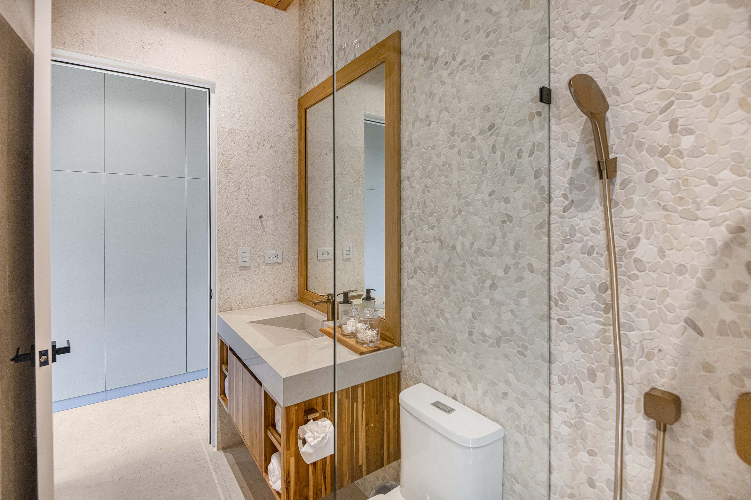 Bathroom — 7 / 12