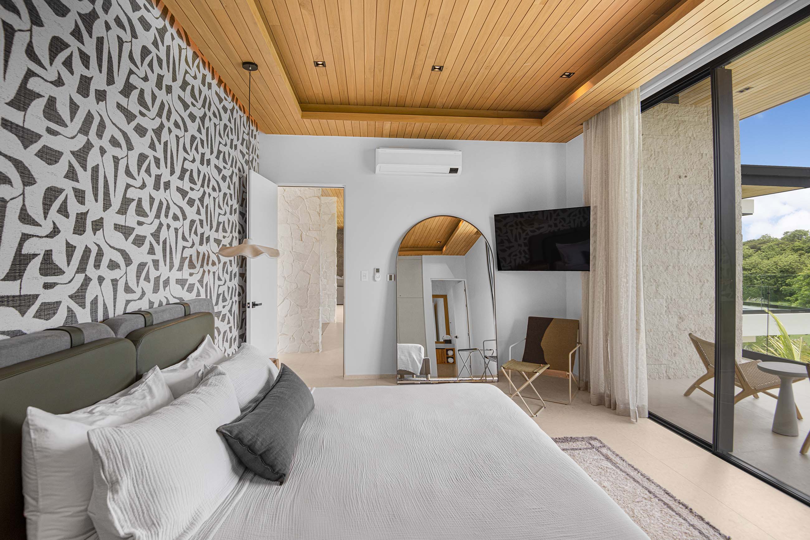 Bedroom — 14 / 33